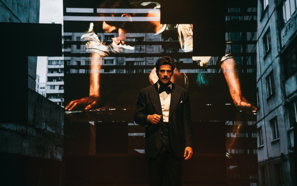 O ator Chay Suede na peça de teatro “A Vida e as Opiniões do Cavalheiro Roobertchay” - Mayra Azzi / Divulgação