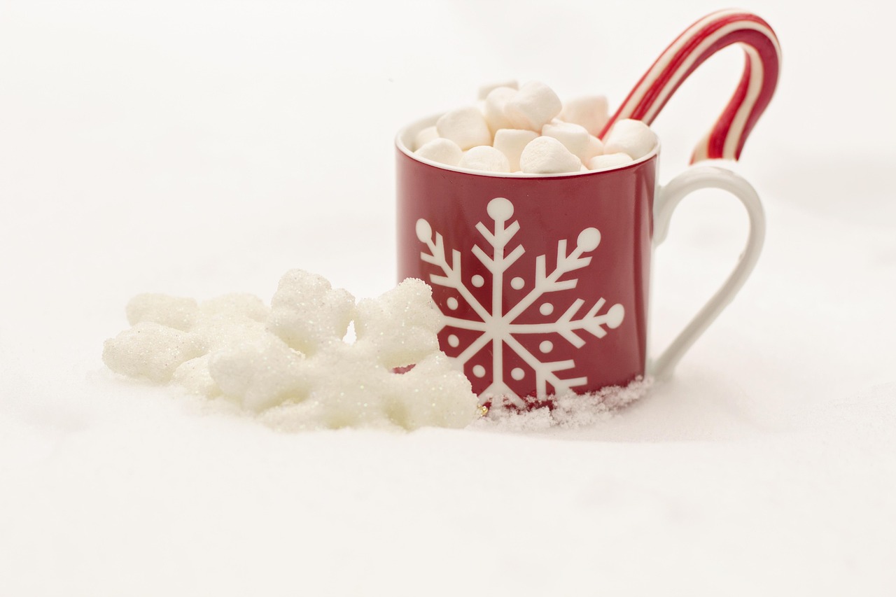 Esse processo industrial permite variedade de formatos e sabores, tornando o doce acessível em larga escala. Além disso, a padronização garante qualidade e segurança alimentar para consumidores em todo o mundo, consolidando o marshmallow como produto global.