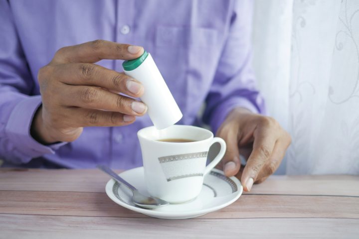 O estudo, realizado com camundongos, identificou alterações importantes no metabolismo e na microbiota intestinal dos animais expostos aos adoçantes. Os pesquisadores observaram mudanças relacionadas ao controle da glicose, ao equilíbrio das bactérias presentes no intestino e ao funcionamento metabólico geral. Um dos pontos que mais chamou atenção foi a permanência de alguns desses efeitos até nas gerações seguintes dos animais avaliados, mesmo quando os descendentes não tiveram contato direto c