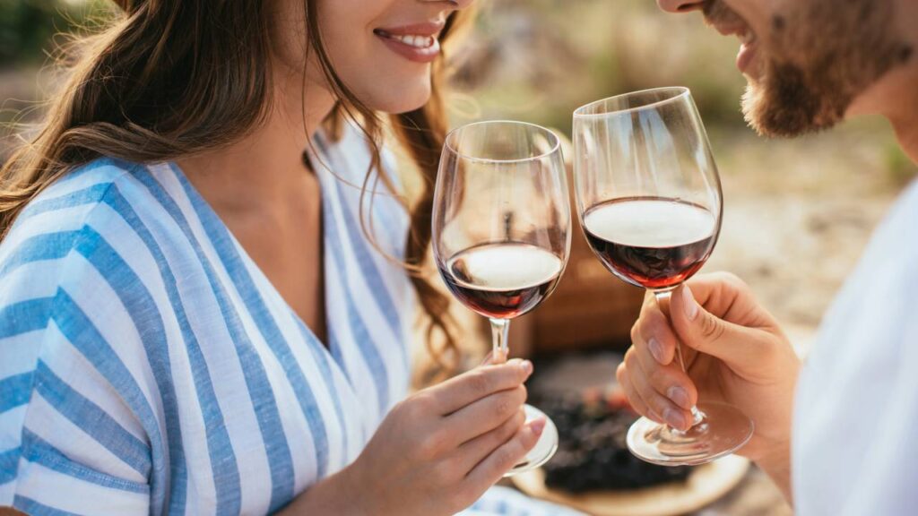 Apesar de estar presente nas uvas tintas, o resveratrol não é responsável pela coloração vermelha do vinho. Essa característica se deve principalmente às antocianinas, pigmentos naturais presentes nas cascas das uvas. O resveratrol, por sua vez, não possui coloração intensa.