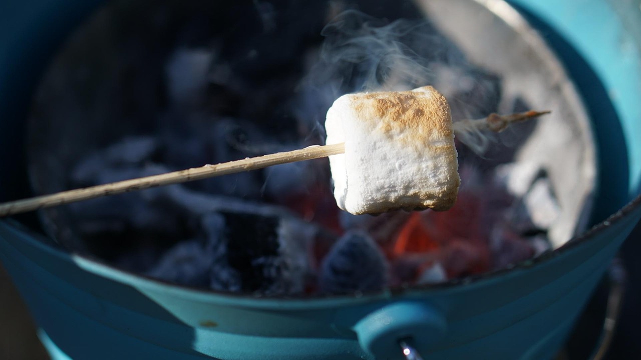 Nos Estados Unidos, o marshmallow é símbolo de fogueiras e acampamentos, onde é assado no fogo até caramelizar. Tal prática originou os famosos s’mores, combinação de marshmallow, chocolate e biscoito. A tradição se espalhou.