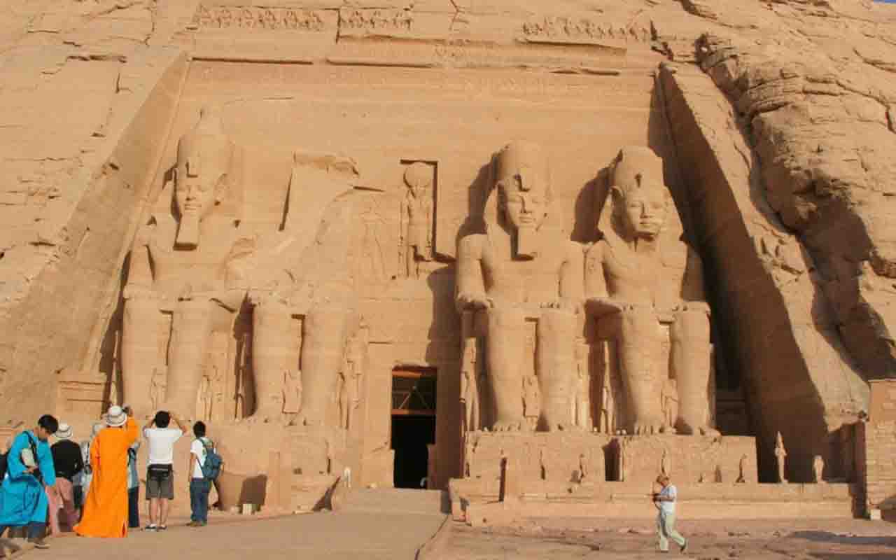 Abu Simbel é uma das maravilhas mais impressionantes do Egito Antigo, localizada às margens do Lago Nasser, no sul do país. Construído por Ramsés II no século 13 a.C., o complexo de templos celebra vitórias militares e a devoção aos deuses. As colossais estátuas esculpidas na fachada principal impressionam pela escala e pela perfeição artística. O local também guarda o Templo de Nefertari, dedicado à rainha favorita do faraó. A grandiosidade de Abu Simbel reflete poder político e espiritual, tor -  (crédito: Pixabay)
