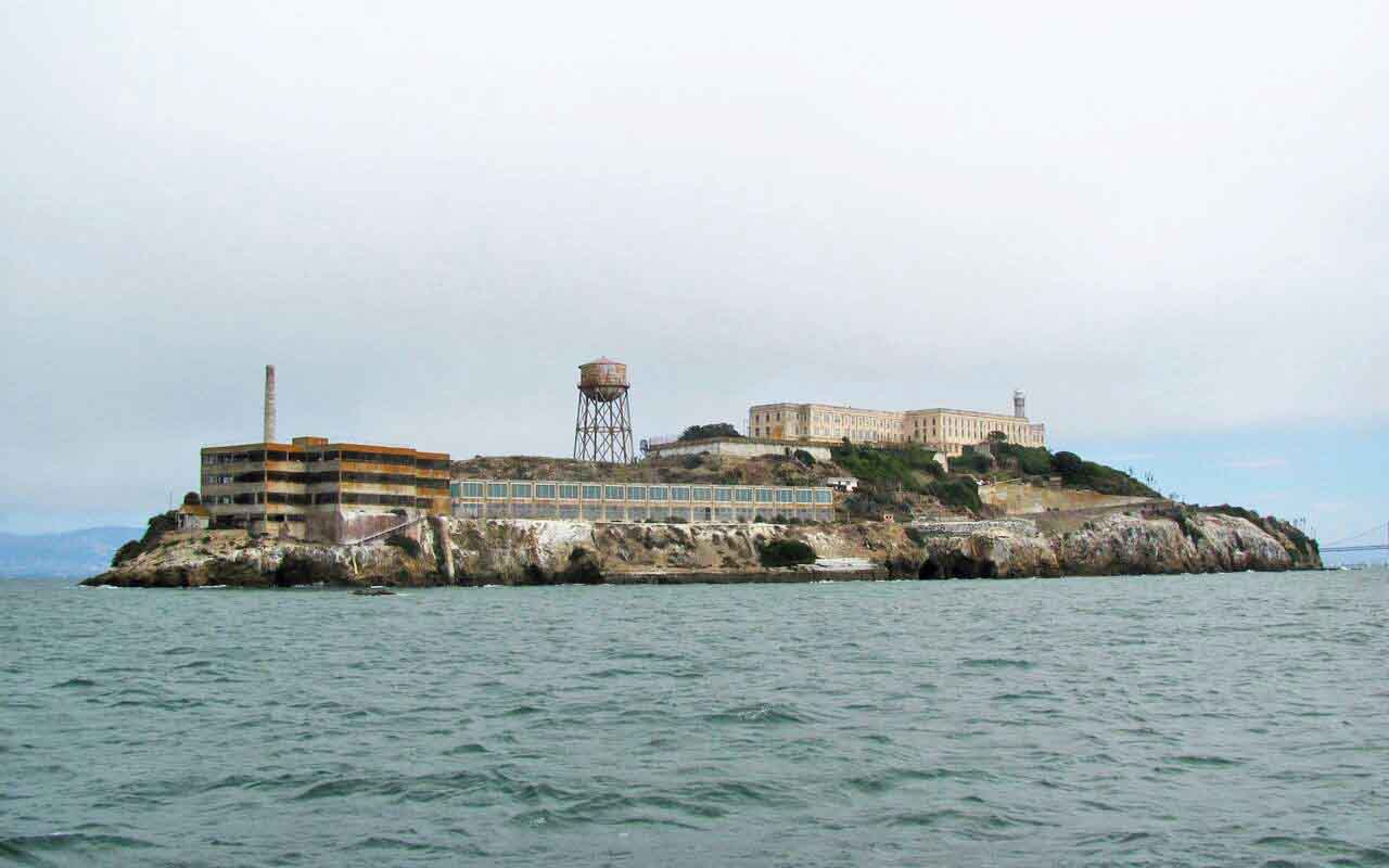 No universo de Harry Potter, Azkaban é símbolo de terror e isolamento. Poucos sabem que sua inspiração veio de Alcatraz, a famosa prisão americana localizada em uma ilha na Baía de São Francisco, na Califórnia. 

 -  (crédito:  Slyronit - commons wikimedia)