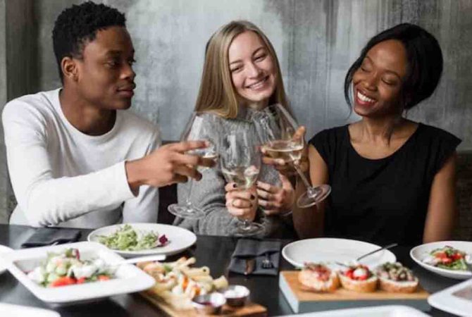 Pequenos petiscos, grandes tradições: aperitivos ao redor do mundo.