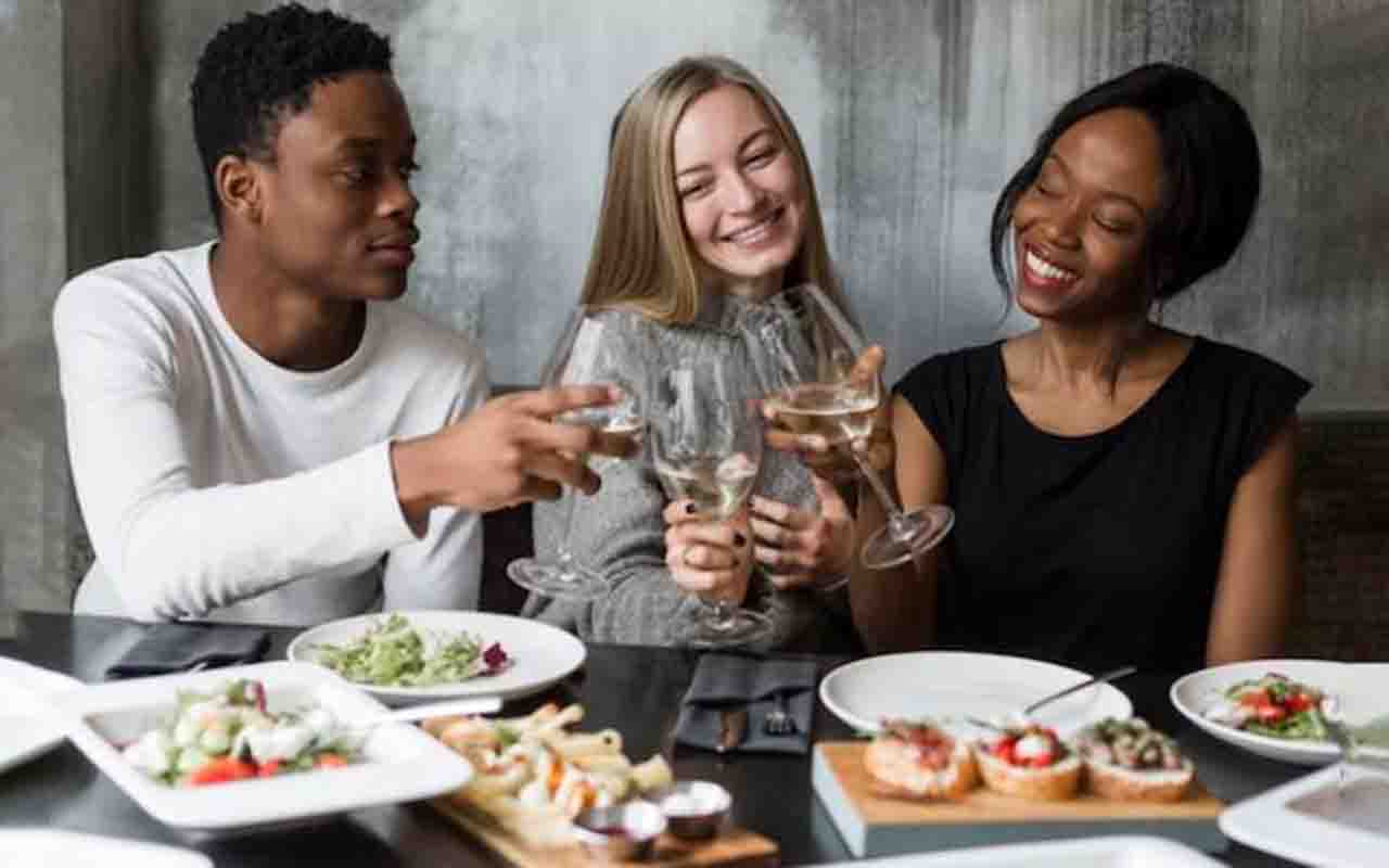 Os aperitivos surgiram na Antiguidade como pequenos alimentos servidos antes das refeições principais para estimular a conversa e a convivência. Com o tempo, passaram a fazer parte de encontros sociais e momentos informais em diversas culturas. -  (crédito:  depositphotos.com / JeniFoto)