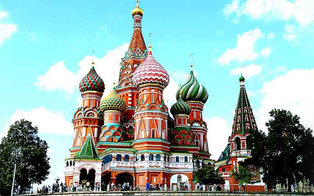 A Catedral de São Basílio, em Moscou, é um dos símbolos mais marcantes da Rússia. Construída no século 16, sua arquitetura colorida e singular contrasta com a sobriedade das construções vizinhas na Praça Vermelha. O monumento não é apenas um templo religioso, mas também um testemunho da história política e cultural do país. Suas cúpulas em forma de cebola, pintadas com padrões vibrantes, parecem saídas de um conto de fadas. O interior guarda capelas interligadas por corredores estreitos, criando -  (crédito:  Safa Daneshvar /Wikimédia Commons)