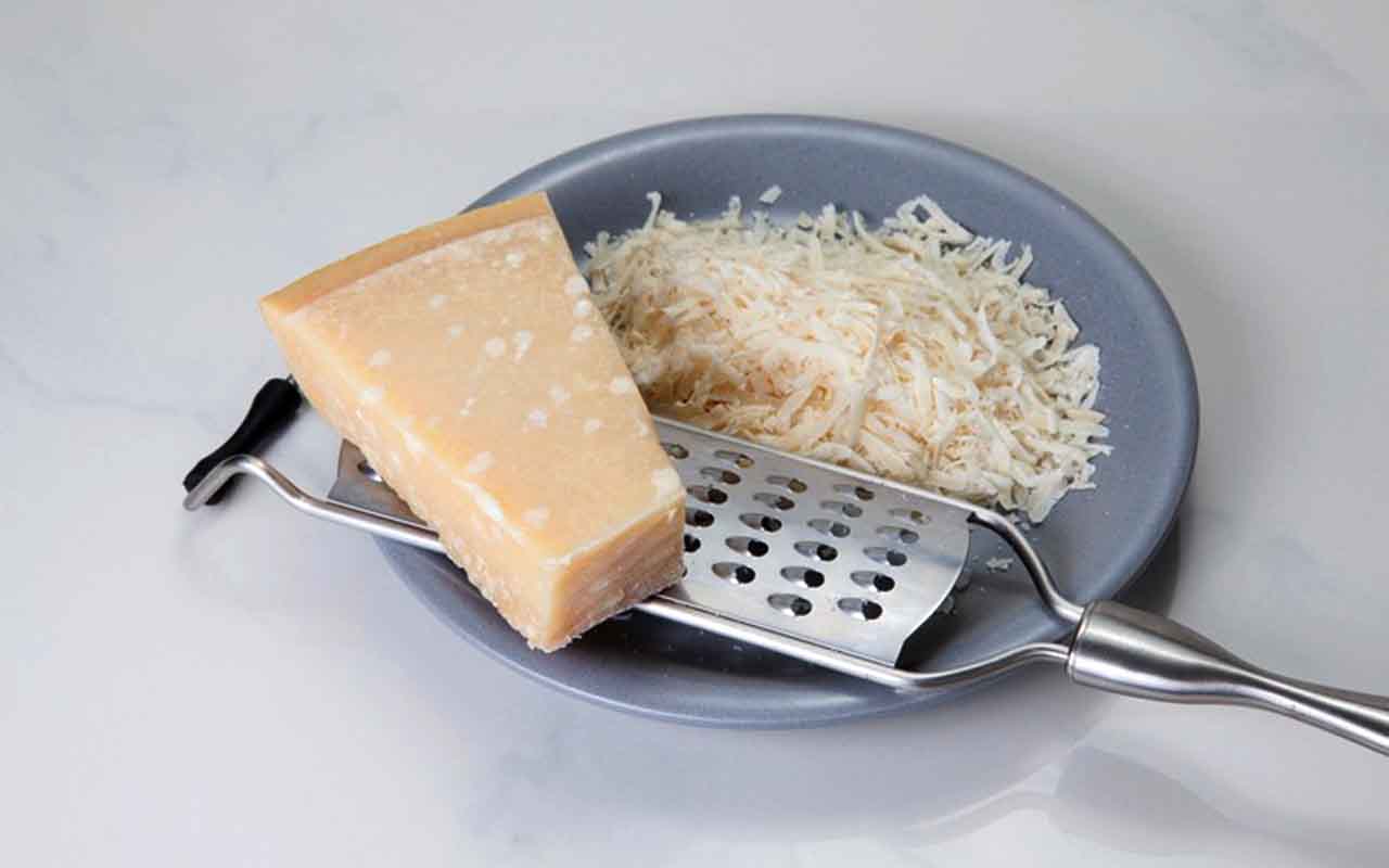 O queijo parmesão é um ícone da gastronomia mundial, presente em massas, sopas, pizzas e até em pratos simples como ovos mexidos. Sua história remonta à tradição italiana, especialmente às regiões de Parma e Reggio Emilia, onde nasceu como um produto artesanal e ganhou fama internacional. Hoje, ele é sinônimo de sabor intenso e versatilidade na cozinha. -  (crédito: Imagem de Ralf por Pixabay)