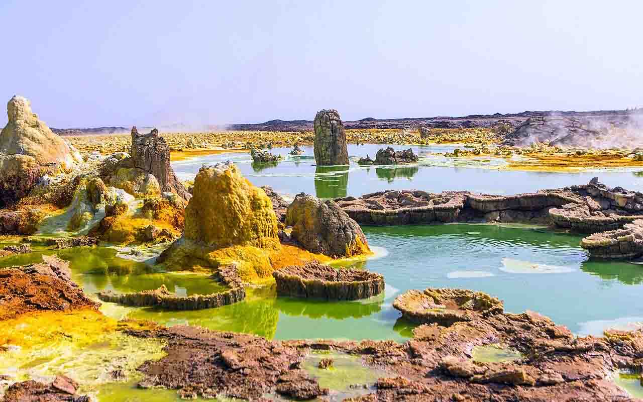 A Depressão de Danakil, na Etiópia, é considerada um dos lugares mais extremos e bizarros da Terra. Com temperaturas que podem chegar a 60?°C e intensa atividade vulcânica, o local combina sal, enxofre e minerais em paisagens de beleza inquietante. Reconhecida como um dos ambientes mais inóspitos do planeta, Danakil é também um laboratório natural para compreender os limites da vida e da geologia. -  (crédito:  Ara?t?rmac? Ekanr?n wikimedia commons)