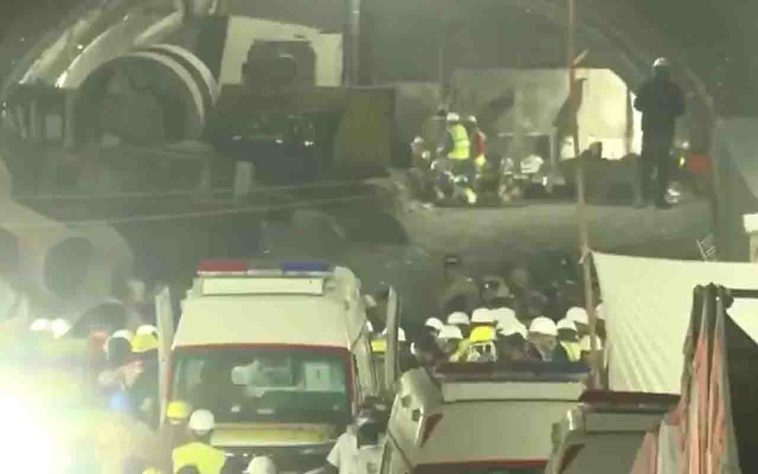 41 funcionários sobreviveram mais de duas semanas presos em desabamento de túnel na Índia