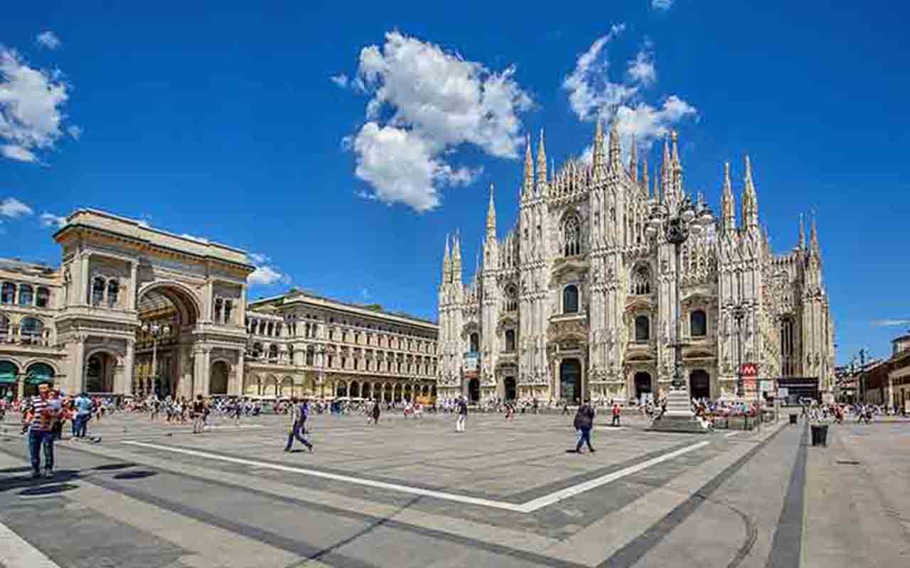 A Catedral de Milão, conhecida como Duomo di Milano, é um dos maiores templos góticos do mundo e símbolo da cidade italiana. Sua construção começou em 1386 e levou séculos para ser concluída, envolvendo gerações de arquitetos e artistas. O edifício impressiona pela grandiosidade, com milhares de esculturas e pináculos que adornam sua fachada. O interior guarda tesouros religiosos e artísticos, incluindo vitrais que narram passagens bíblicas. O Duomo é também palco de celebrações religiosas e eve -  (crédito:  Michael Kuhn/Wikimédia Commons)