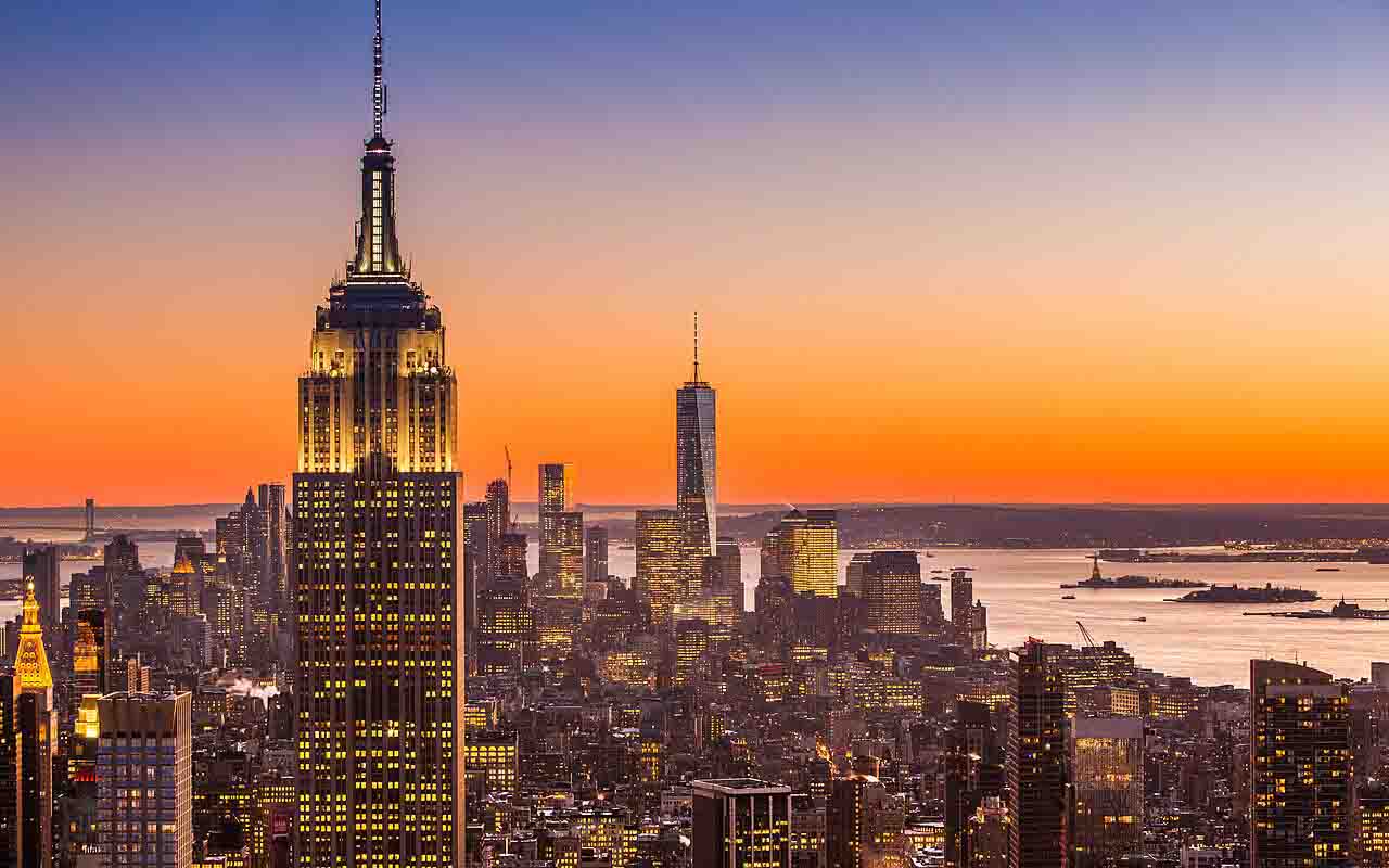 O Empire State Building foi inaugurado em 1º de maio de 1931, em plena Grande Depressão, e rapidamente se tornou símbolo da resiliência e da ambição norte-americana. Com 102 andares e 381 metros de altura (443 metros incluindo a antena), foi o edifício mais alto do mundo por quase quatro décadas, até a construção das Torres Gêmeas em Nova York. Sua arquitetura art déco e sua imponência transformaram-no em ícone cultural, aparecendo em filmes, livros e fotografias que marcaram gerações. O edifíci -  (crédito:  Anthony Quintano/domínio público)