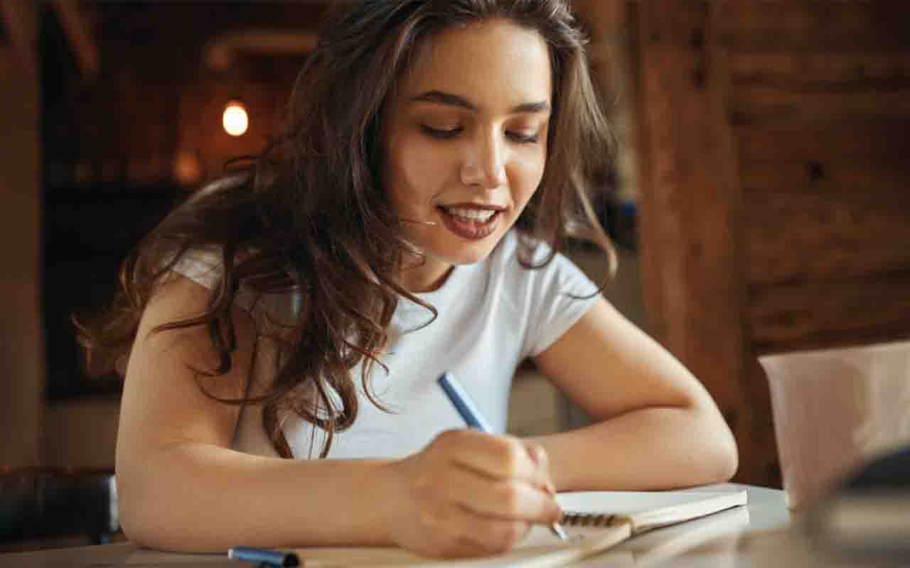 Na era digital, em que teclados e telas dominam, pode parecer antiquado recorrer ao papel e à caneta. Porém, escrever à mão segue como prática essencial, pois ativa regiões cerebrais que favorecem memória, foco e aprendizado. Assim, mesmo diante da eficiência tecnológica, a escrita manual revela-se insubstituível para o desenvolvimento cognitivo e cultural. -  (crédito:  Imagem Freepik)
