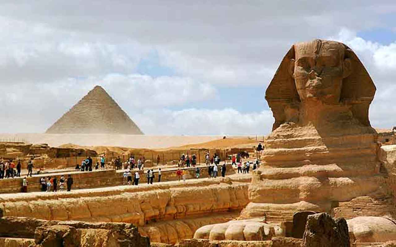 A Esfinge de Gizé é um dos monumentos mais icônicos do Egito Antigo, despertando fascínio há séculos por sua imponência e mistério. Esculpida em pedra calcária, combina corpo de leão e rosto humano, simbolizando força e sabedoria em uma única figura monumental. Localizada próxima às pirâmides de Quéops, Quéfren e Miquerinos, tornou-se parte inseparável do complexo funerário da região. Sua grandiosidade, com 73 metros de comprimento e 20 metros de altura, impressiona qualquer visitante que se apr -  (crédito:  Mstyslav Chernov/Wikimédia Commons)