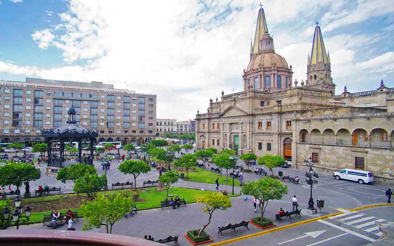 Guadalajara está entre as cidades mais dinâmicas do México. Localizada no oeste do país, destaca-se como importante polo econômico e cultural. Além disso, a arquitetura colonial e a forte tradição cultural fazem dela o berço de símbolos nacionais como o mariachi e a tequila. -  (crédito: reprodução/expedia)
