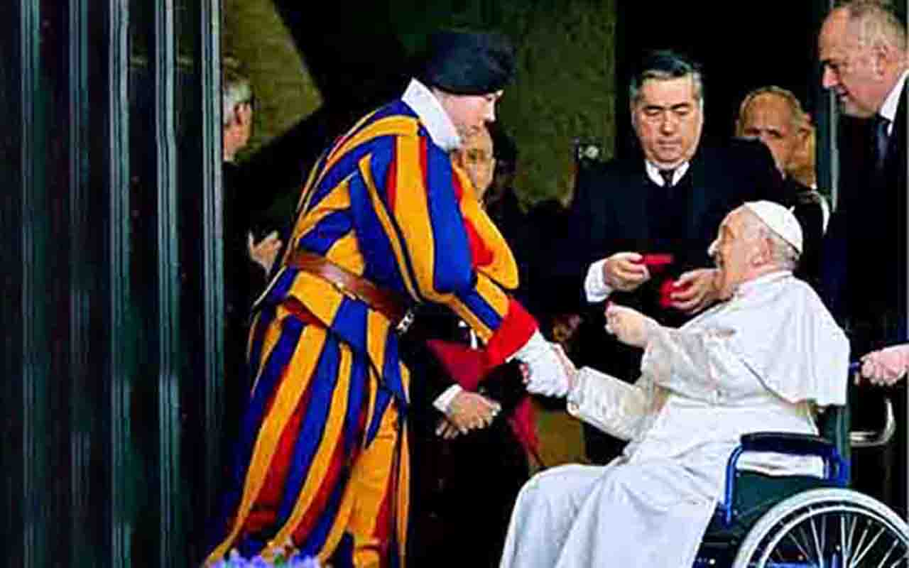 Os papas não são apenas os líderes da Igreja Católica: também exercem a função de chefe de Estado da Cidade do Vaticano. Para sua proteção, contam com a Guarda Suíça Pontifícia, corpo militar dedicado à segurança do pontífice e de sua residência. -  (crédito:  Reprodução do Instagram @guardiasvizzerapontificia)