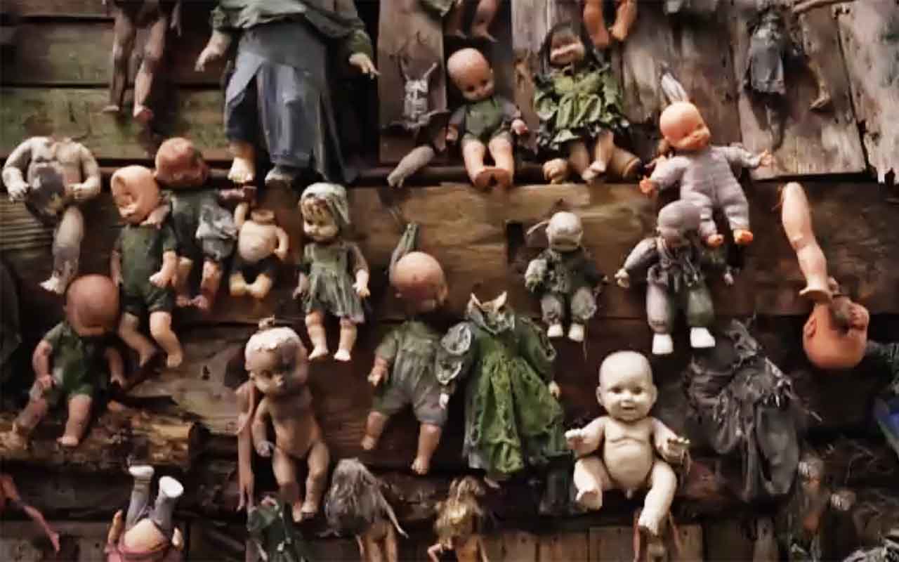 A mística e assustadora Ilha das Bonecas, conhecida localmente como 'Isla de las Muñecas', carrega a fama de ser um dos lugares mais misteriosos do México. Escondido nos canais de Xochimilco, ao sul do centro da capital mexicana, o lugar ocupa uma pequena chinampa, espécie de ilha artificial construída sobre áreas alagadas, técnica agrícola utilizada desde os tempos dos povos indígenas do Vale do México. A ilha ganhou fama internacional por causa das centenas, e possivelmente milhares, de boneca -  (crédito: Reprodução do Youtube Canal AFP)