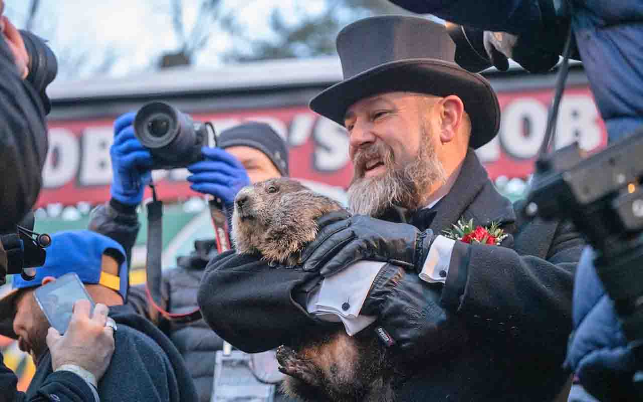 Celebrado todo dia 2 de fevereiro na cidade de Punxsutawney, nos Estados Unidos, o “Dia da Marmota” é marcado por um folclore local. A ideia é de que a marmota pode prever o tempo.
 -  (crédito: flickr Anthony Quintano)