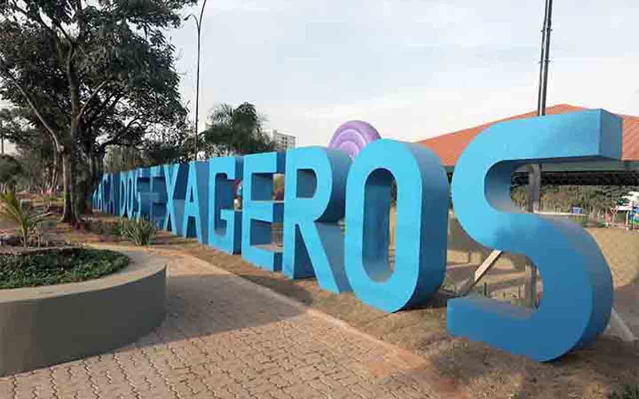 Uma charmosa cidade do interior paulista, localizada a cerca de 100 km da capital, ganhou fama nacional por um apelido curioso: “Cidade dos Exageros”. Com monumentos gigantes e atrações fora de escala, o município transforma o exagero em identidade turística e atrai visitantes em busca de fotos inusitadas. -  (crédito:  Divulgação)