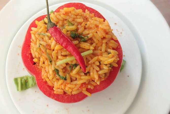 O que é arroz jollof? Conheça o prato que é símbolo da África Ocidental
