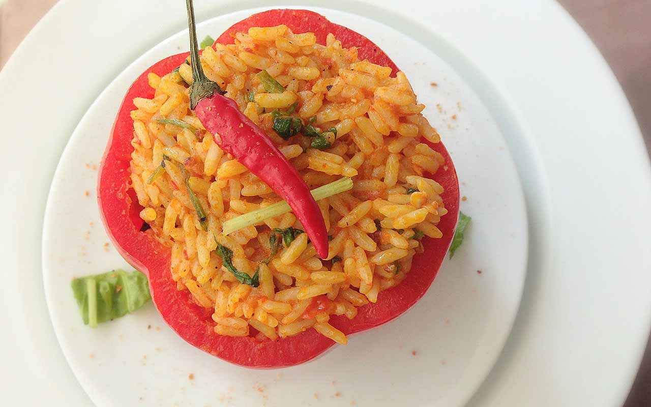 O arroz jollof (jollof rice, no origina) é um dos pratos mais populares e emblemáticos da África Ocidental. Preparado com arroz cozido em um molho à base de tomate, cebola, pimentão e especiarias, ele é presença frequente em celebrações, encontros familiares e refeições cotidianas em diversos países da região. Sua combinação de sabores intensos e preparo relativamente simples ajudou a transformá-lo em um símbolo da culinária africana.
 -  (crédito: - Atimukoh/Wikimédia Commons)