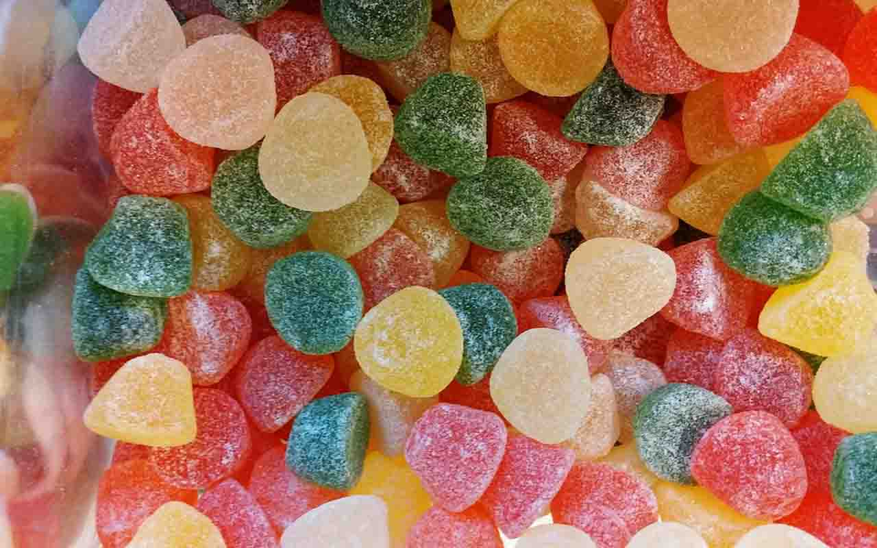 A jujuba é um doce que desperta memórias afetivas e encanta pela variedade de cores e sabores, mas sua composição vai muito além da aparência divertida. Por trás da textura macia e do sabor doce, há uma combinação de ingredientes cuidadosamente balanceados que envolvem açúcar, gelatina, corantes e aromatizantes. Essa mistura cria não apenas a consistência característica, mas também a experiência sensorial que torna a jujuba tão popular em festas e momentos de descontração.  -  (crédito:  Imagem de juliox por Pixabay)