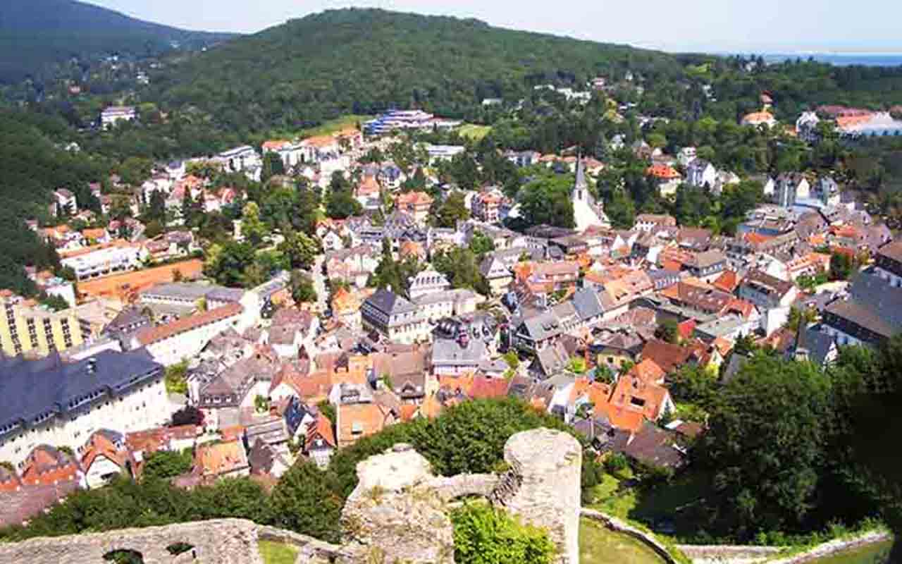 Königstein, na Alemanha, é uma cidade que se destaca pela fortaleza medieval que domina a paisagem e a proximidade com o Parque Nacional da Suíça Saxônica. O charme de suas ruas e construções antigas atrai visitantes interessados em mergulhar no passado e explorar tradições locais. Ao mesmo tempo, a cidade oferece atividades ao ar livre, como trilhas e passeios pelo rio Elba, que validam a experiência turística. A posição estratégica de Königstein, próxima a Dresden e ao coração da Saxônia, refo -  (crédito: Brion Vibber/Wikimédia Commons)
