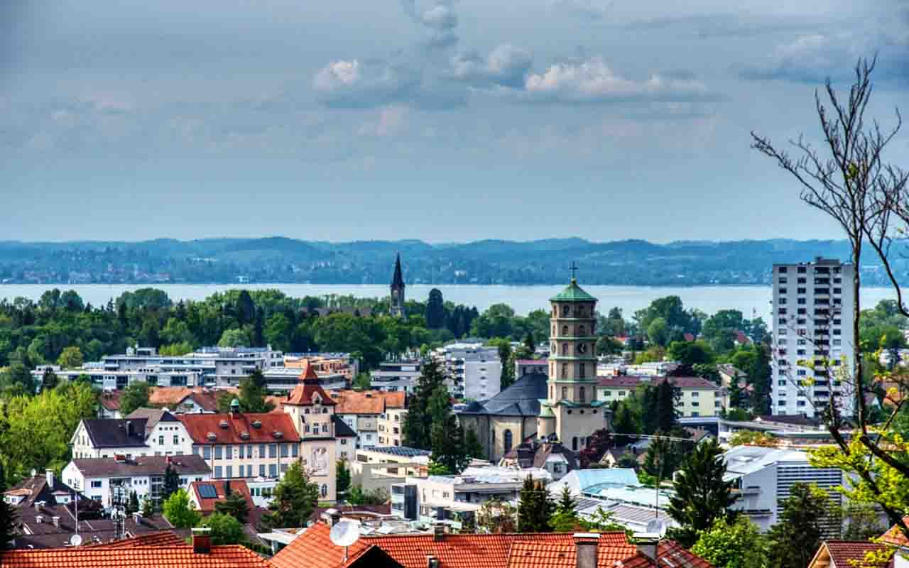 Lindau é uma cidade encantadora localizada no sul da Alemanha, às margens do Lago de Constança, e conhecida por sua atmosfera única. Situada em uma ilha ligada ao continente por pontes, oferece um cenário histórico que mistura arquitetura medieval e paisagens naturais. O charme de suas ruas estreitas e praças antigas atrai visitantes que buscam cultura e tranquilidade.  -  (crédito:   pixabay)