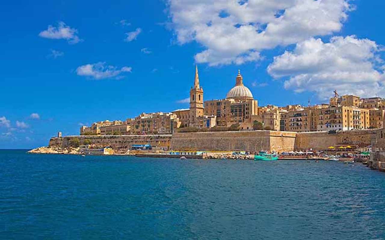 No coração do Mediterrâneo, surge Malta, um pequeno país formado por três ilhas habitadas que encantam pela sua beleza irresistível. Entre edifícios centenários de tom bronzeado e águas de um azul profundo, Malta oferece história, cultura e hospitalidade. Além disso, sua gastronomia vibrante e tradições preservadas tornam cada visita uma celebração. -  (crédito: Bengt Nyman/Wikimédia Commons)