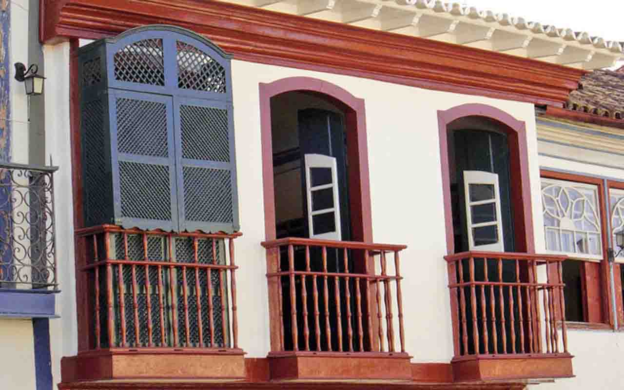 A origem do muxarabi remonta à arquitetura árabe e islâmica, onde era amplamente utilizado em janelas e sacadas. O elemento chegou a diferentes regiões do mundo ao longo dos séculos e passou a integrar também construções em países influenciados pela cultura mourisca. No Brasil, sua utilização ganhou força principalmente em projetos que valorizam ventilação natural e conforto térmico.
