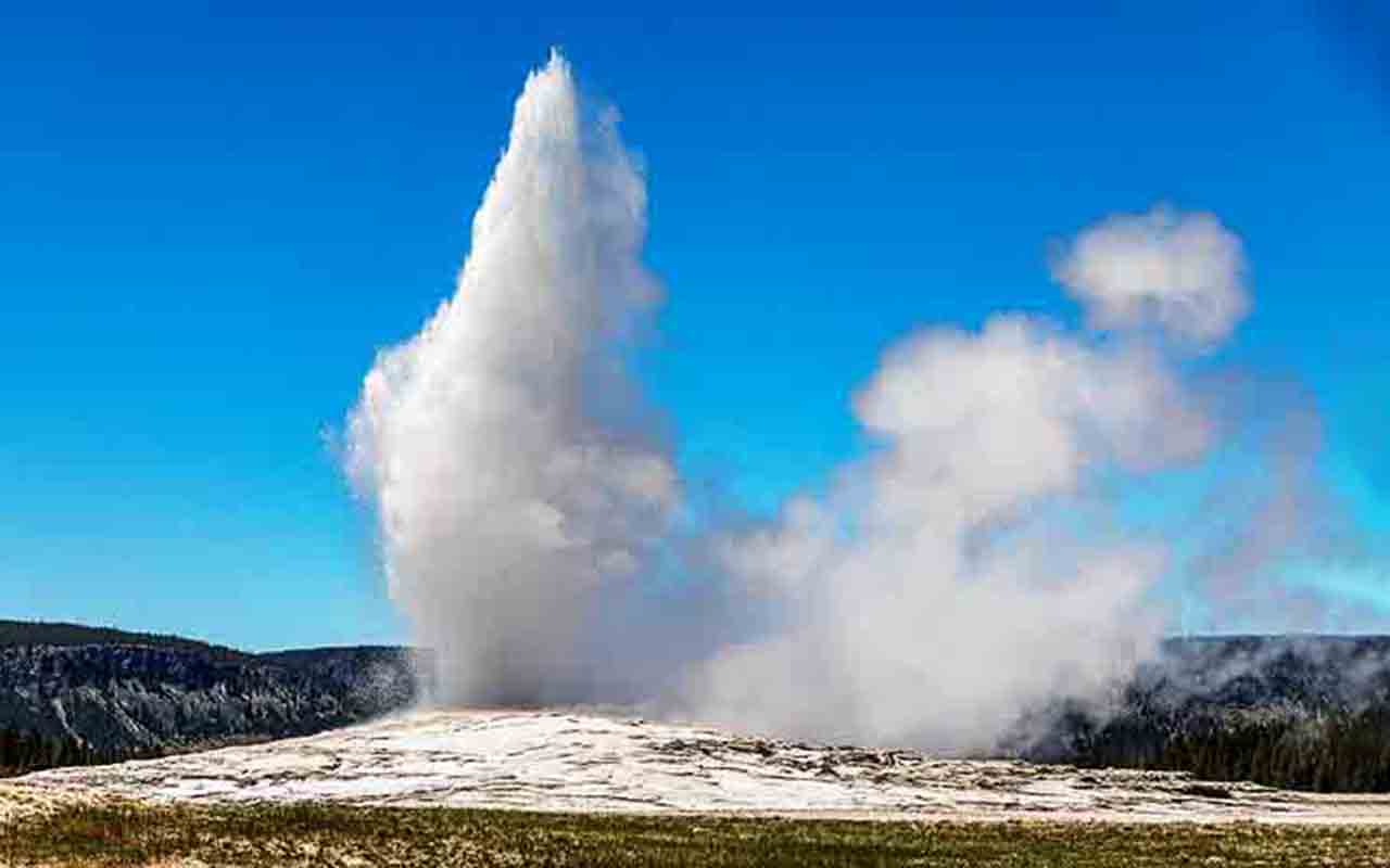 O Old Faithful é considerado o gêiser mais famoso do mundo. Descoberto em 1870 pela Expedição Washburn, recebeu esse nome por sua impressionante regularidade: desde 1872, já entrou em erupção mais de um milhão de vezes. Símbolo máximo do primeiro parque nacional do planeta, combina ciência, história e espetáculo natural, atraindo milhões de visitantes que se encantam com sua força majestosa. -  (crédito: Dietmar Rabich/Wikimédia Commons)