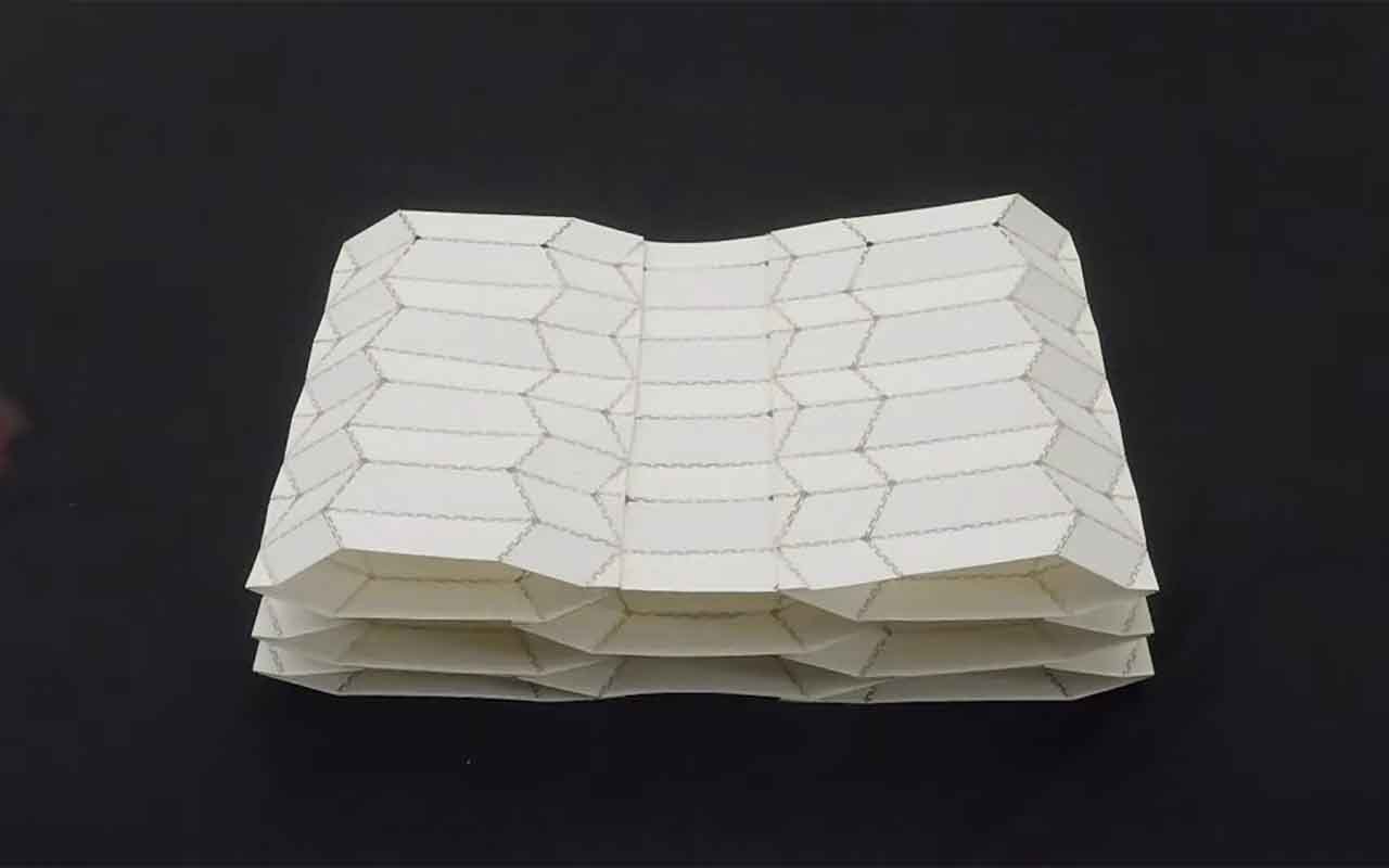 Um estudante de 14 anos surpreendeu ao demonstrar que uma simples folha de papel pode alcançar níveis extraordinários de resistência quando dobrada de maneira estratégica. Utilizando uma variação do chamado origami Miura-ori, Miles Wu, de Nova York, criou estruturas capazes de suportar mais de 10 mil vezes o próprio peso. O projeto garantiu ao jovem o principal prêmio da competição estudantil Thermo Fisher Scientific Junior Innovators Challenge 2025, além de uma recompensa de US$ 25 mil. Mais do - 