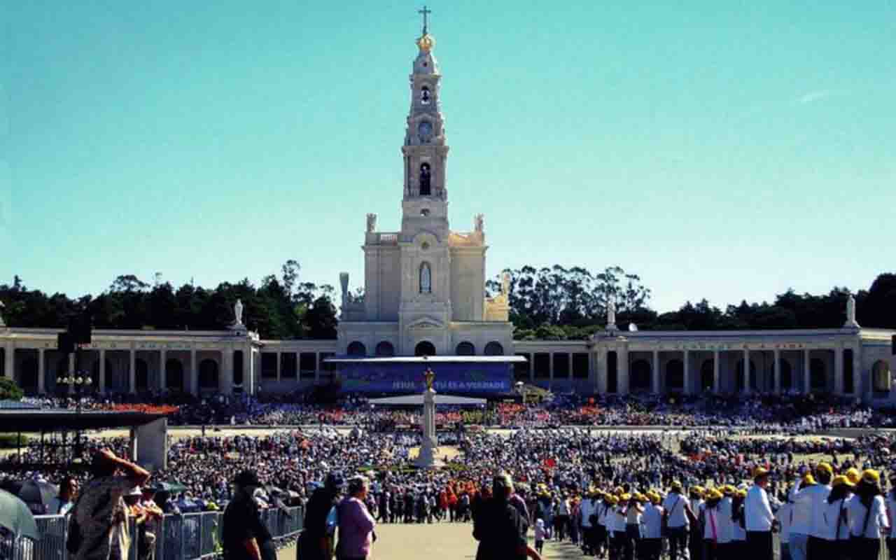 O Santuário de Nossa Senhora de Fátima, em Portugal,  é um dos maiores centros de peregrinação cristã do mundo, recebendo cerca de seis milhões de visitantes por ano. Sua origem remonta às aparições de Nossa Senhora aos três pastorinhos em 1917, na Cova da Iria, que transformaram a pequena aldeia em referência internacional de fé. Desde então, o local cresceu em dimensão e significado, tornando-se símbolo da devoção mariana e da busca espiritual de milhões de fiéis.  -  (crédito:  Wikimedia Commons/Lacobrigo)