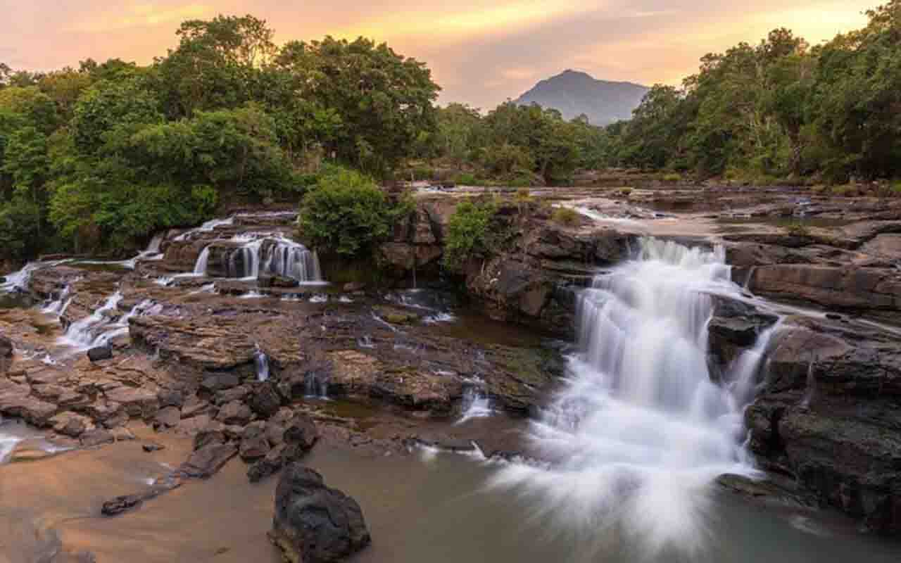 O Planalto Bolaven, no sul do Laos, é uma das regiões mais singulares do Sudeste Asiático. Situado principalmente na província de Champassak, o planalto ocupa uma extensa área elevada entre 1.000 e 1.350 metros acima do nível do mar, com clima mais fresco e úmido do que o restante do país. O nome “Bolaven” deriva do grupo étnico Laven, povo indígena que habita a área há séculos e mantém tradições culturais profundamente ligadas à terra e às florestas da região. Conheça mais curiosidades sobre es -  (crédito:  Wikimedia Commons/Basile Morin)