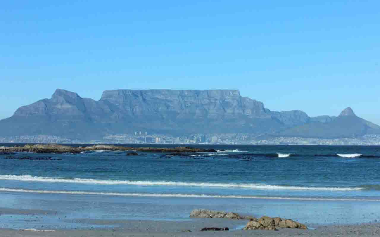 Table Mountain, conhecida como Montanha da Mesa, é um dos marcos mais icônicos da Cidade do Cabo, na África do Sul. Sua forma plana no topo lhe dá um aspecto único, tornando-a facilmente reconhecível e um símbolo nacional. A montanha é parte de um parque nacional protegido e abriga uma biodiversidade impressionante, com espécies endêmicas de plantas e animais. Além de sua importância ecológica, é também um ponto turístico de destaque, oferecendo vistas panorâmicas da cidade e do oceano. O acesso -  (crédito: pixabay)