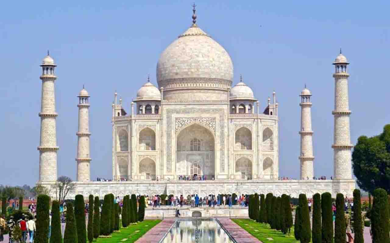 O Taj Mahal é um dos monumentos mais icônicos do mundo, em Agra, Índia, às margens do rio Yamuna. Reconhecido pela Unesco como Patrimônio Mundial em 1983 e eleito uma das sete maravilhas do mundo moderno em 2007, o mausoléu atrai milhões de visitas todos os anos. Sua imponência e beleza fazem dele símbolo universal de amor e devoção. -  (crédito: Dave Parkinson/Pixabay)