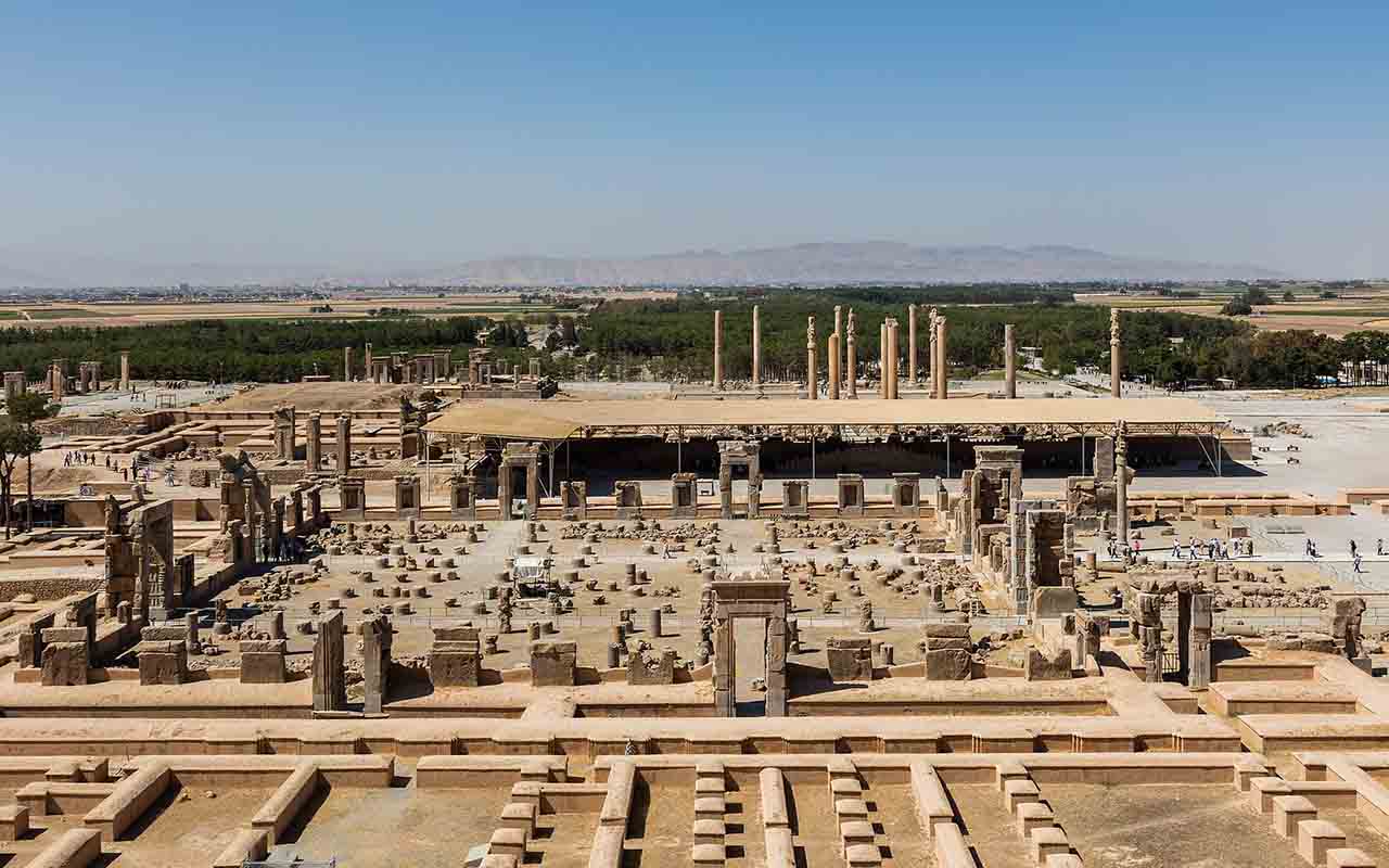O Irã, herdeiro da antiga Pérsia, guarda tesouros que atravessam milênios e que hoje são reconhecidos pela UNESCO como Patrimônios da Humanidade. Esses sítios, que vão de cidades históricas a paisagens naturais, revelam a diversidade cultural e a engenhosidade de um povo que marcou a civilização.
 -  (crédito: Diego Delso /wikimedia commons)
