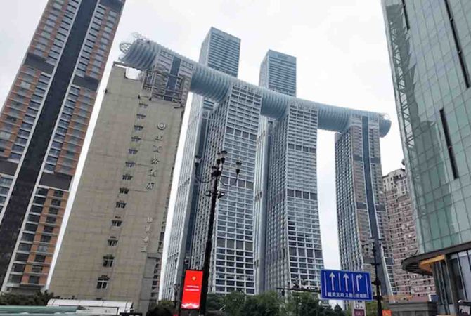 ‘The Crystal’: arranha-céu horizontal com 250 metros de altura vira atração em Chongqing, na China