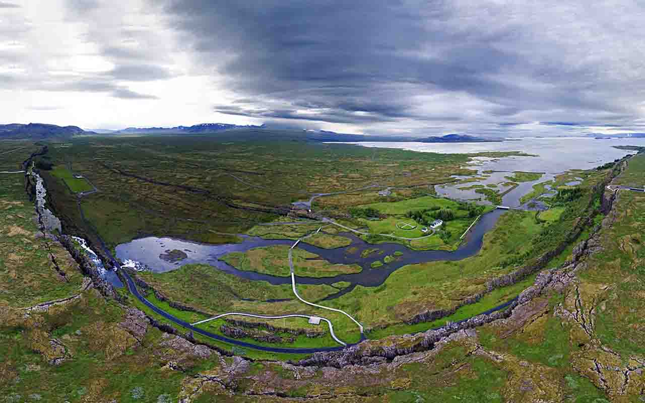 Thingvellir é um parque nacional da Islândia que reúne duas dimensões fascinantes: a geológica e a histórica. É o lugar onde as placas tectônicas da América do Norte e da Eurásia se afastam lentamente, criando fissuras impressionantes no solo. Ao mesmo tempo, foi ali que nasceu o Althingi, considerado o primeiro parlamento do mundo e que veio a se tornar símbolo da democracia islandesa. 
 -  (crédito:  Bob T / wikimedia commons)