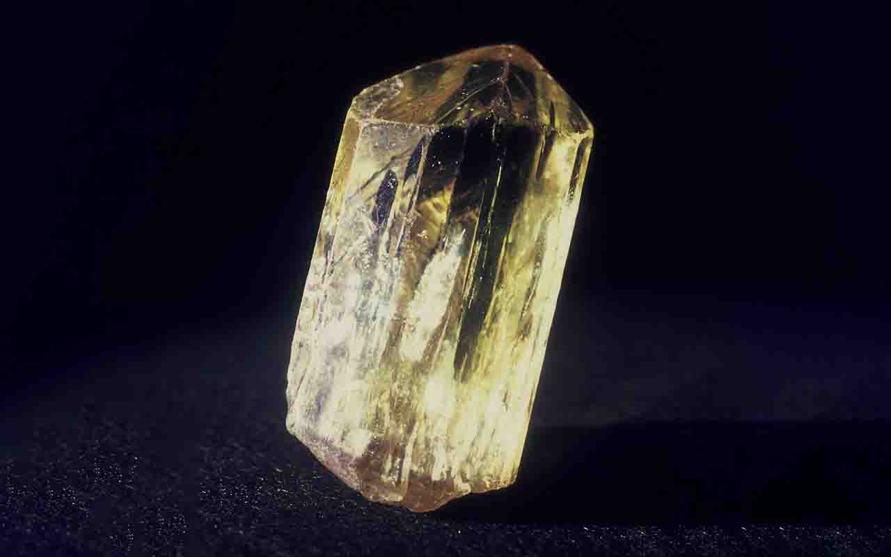 O topázio é uma das gemas mais fascinantes do mundo, conhecido por sua beleza translúcida e pela ampla gama de cores que apresenta. Desde os tempos antigos, essa pedra foi associada ao poder, à proteção e à prosperidade, tornando-se símbolo de elegância e espiritualidade. -  (crédito: Aangelo/ wikimedia commons)
