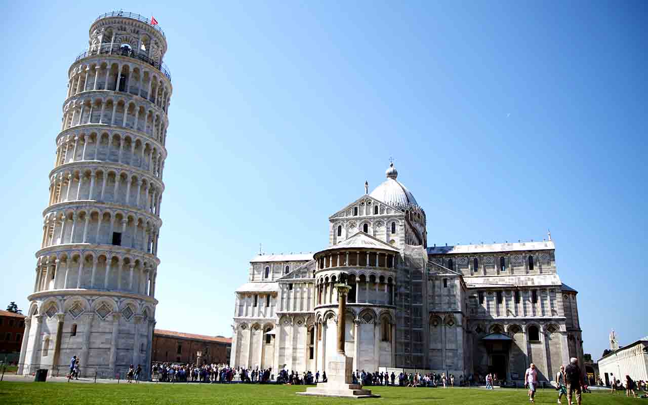 A Itália é conhecida pelos monumentos históricos e pela arquitetura marcante. Um dos exemplos mais famosos é a Torre de Pisa.
Construída entre os anos de 1173 e 1370  com 55 metros de altura, esta torre tem como função original abrigar o sino da catedral da cidade de Pisa.  -  (crédito:  Imagem de schmidmatthieu por Pixabay)