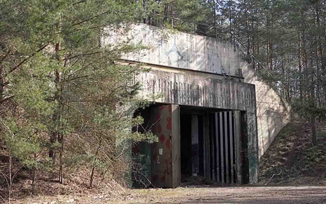 Criados inicialmente como um lugar de refúgio para famílias ou pequenos grupos de pessoas, especialmente em locais em guerras ou com riscos ambientais, os bunkers estão na moda atualmente entre os bilionários.  -  (crédito: Thuringius/Wikimedia Commons)