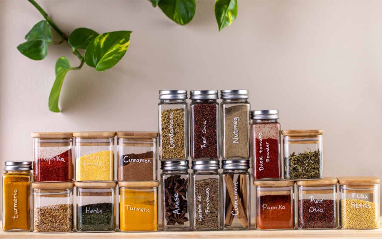 Há séculos, ervas aromáticas e medicinais fazem parte da alimentação humana. Além de intensificarem sabores, muitas delas contêm compostos naturais associados a diferentes funções no organismo. Dependendo da espécie, podem contribuir para a digestão, estimular a circulação, favorecer o relaxamento ou complementar hábitos de bem-estar. -  (crédito:  Imagem Freepik)
