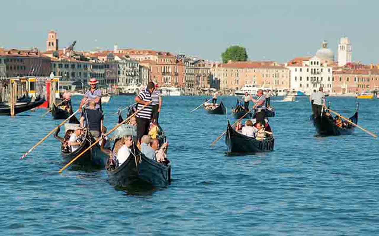 As gôndolas de Veneza são um dos símbolos mais reconhecidos da cidade italiana, representando tradição, cultura e romantismo. Utilizadas há séculos como meio de transporte nos canais, tornaram-se parte essencial da identidade local. A construção artesanal de cada gôndola envolve técnicas transmitidas de geração em geração, garantindo autenticidade e beleza. Formato elegante e equilíbrio perfeito permitem navegar com suavidade pelos estreitos canais. Além de transporte, elas se tornaram atração t -  (crédito: Peter K Burian/Wikimédia Commons)