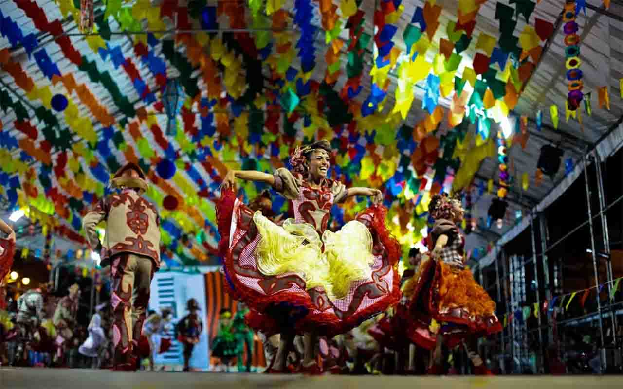 As quadrilhas juninas são um dos maiores símbolos das festas de São João no Brasil, misturando dança, teatro e música em apresentações coletivas que encantam multidões. Elas nasceram da adaptação popular de uma dança aristocrática europeia, mas ganharam identidade própria ao se espalharem pelo país. Hoje, representam tanto tradição comunitária quanto espetáculo competitivo, atravessando gerações e mantendo viva a cultura junina. A quadrilha é mais que uma dança: é memória, identidade e celebraçã -  (crédito:  Divulgação)