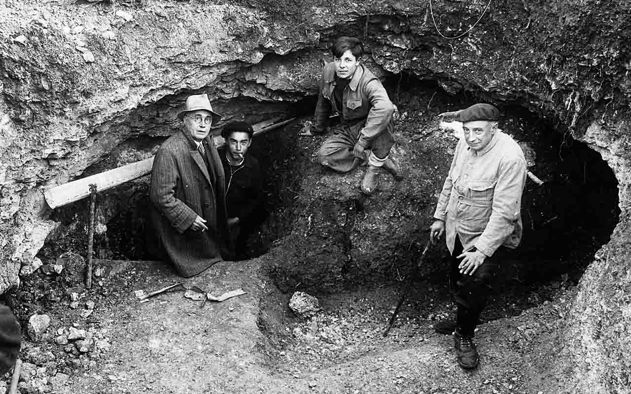 Quatro jovens exploradores, Marcel Ravidat, Jacques Marsal, Georges Agnel e Simon Coencas, encontraram por acaso a entrada das cavernas em setembro de 1940, durante a Segunda Guerra Mundial. A revelação dos desenhos rupestres foi considerada um marco científico e cultural, pois trouxe à luz uma das mais ricas coleções de arte pré-histórica já registradas. A descoberta rapidamente mobilizou arqueólogos e historiadores, que perceberam a importância global do sítio para compreender o imaginário e a
