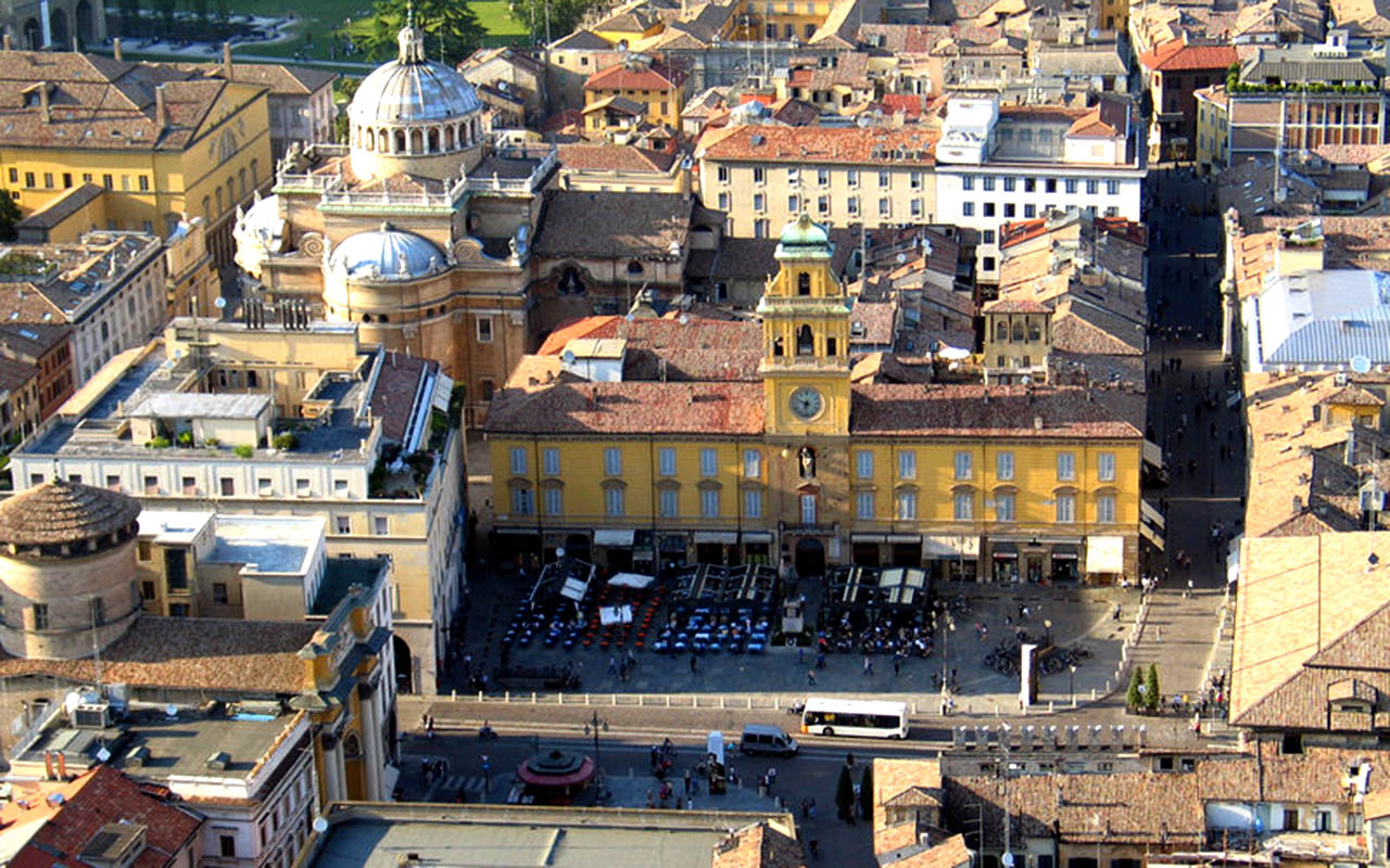 O parmesão surgiu na região de Parma, na Itália, durante a Idade Média, quando monges buscavam formas de conservar o leite por longos períodos. Assim nasceu um queijo duro, de longa maturação, que podia ser armazenado por anos sem perder qualidade, tornando-se valioso para comércio e alimentação.