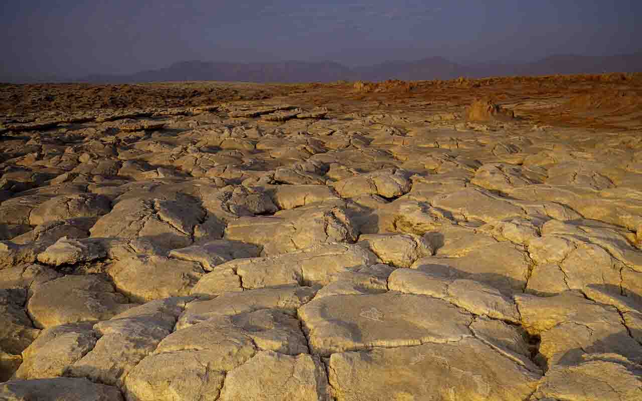 Situada no Deserto de Danakil, entre Etiópia, Eritreia, Djibuti e o Mar Vermelho, a região é descrita como “o lugar mais parecido com o inferno”. O calor extremo e os vapores tóxicos criam um ambiente hostil, mas ao mesmo tempo fascinante, onde a geologia revela processos únicos e contínuos.
