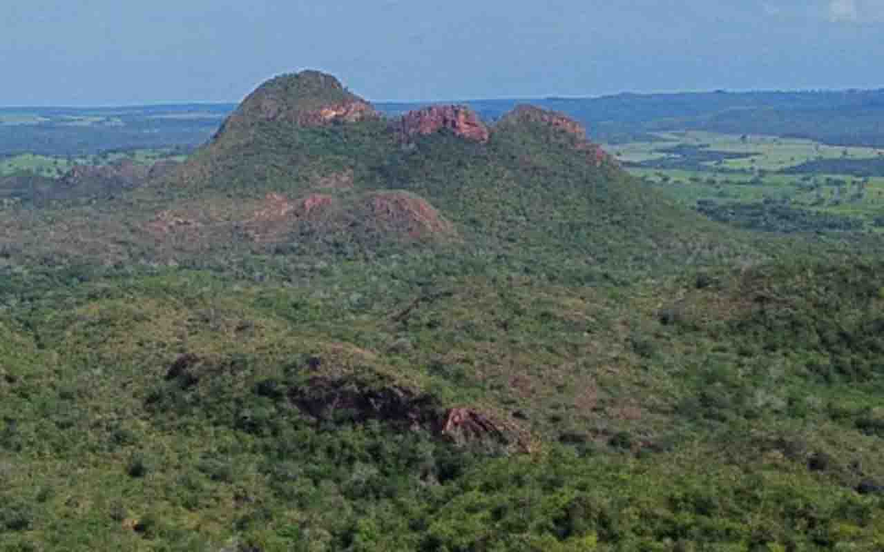 Trata-se do Domo de Araguainha, localizado na divisa entre os estados de Mato Grosso e Goiás.