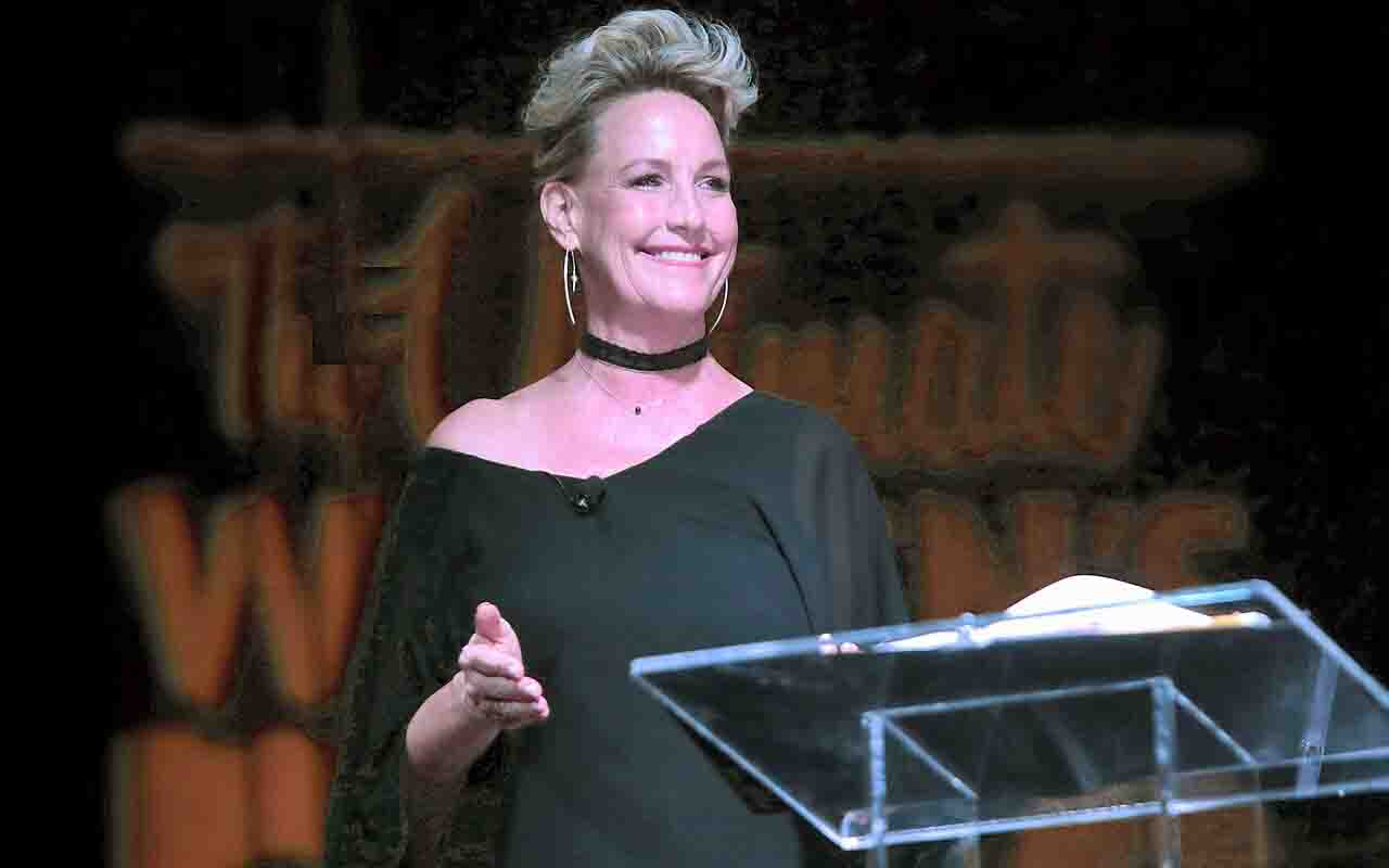 Ao longo das últimas décadas, Brockovich manteve sua atuação em temas relacionados à transparência, responsabilidade corporativa e proteção ambiental. Agora, volta a ganhar destaque ao lançar uma plataforma colaborativa para monitorar a expansão de data centers de inteligência artificial nos Estados Unidos, buscando reunir informações e preocupações de comunidades afetadas pela instalação dessas estruturas.
