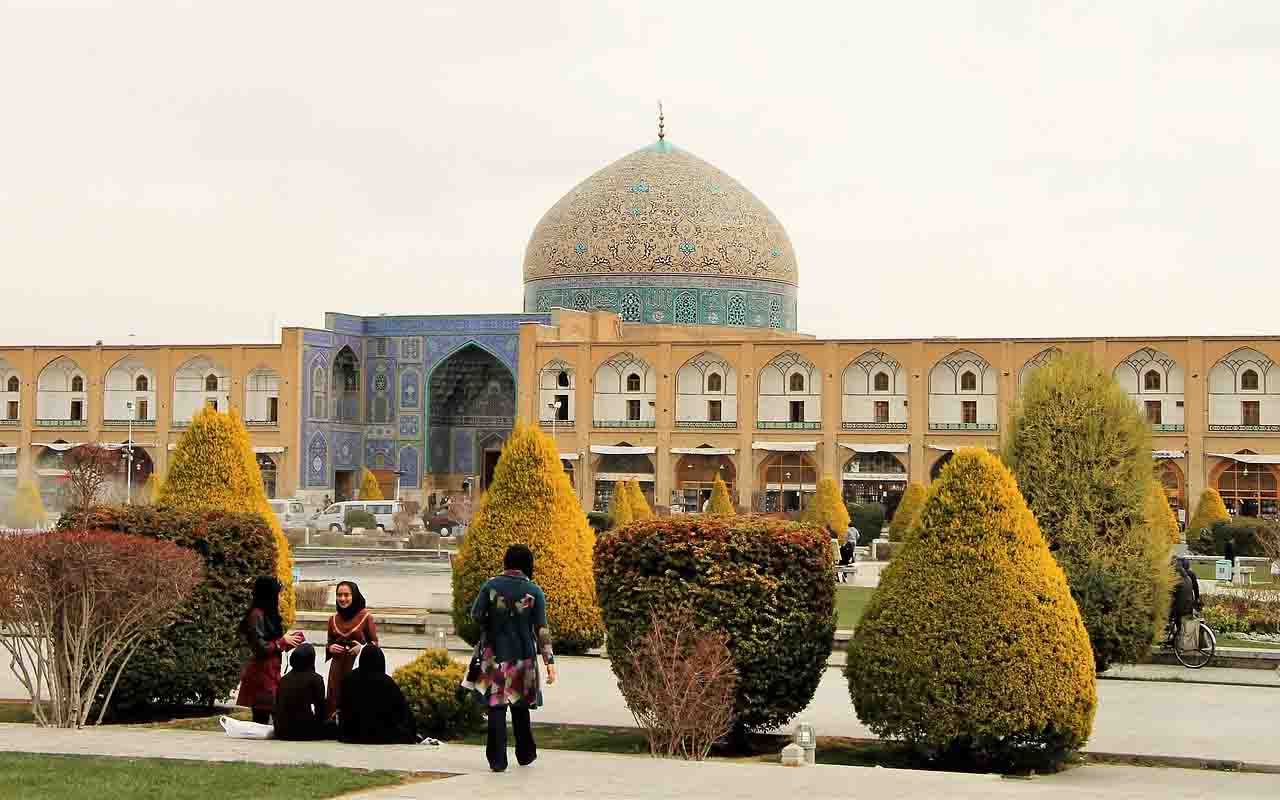 A mudança foi solicitada em 1935 pelo xá Reza Pahlavi, que buscava reforçar a identidade nacional e valorizar o nome usado pelos próprios habitantes do país. “Irã” deriva de “terra dos arianos” e remete às origens históricas e culturais do povo iraniano. A adoção do novo nome também fazia parte de um projeto de modernização e afirmação política no cenário internacional.